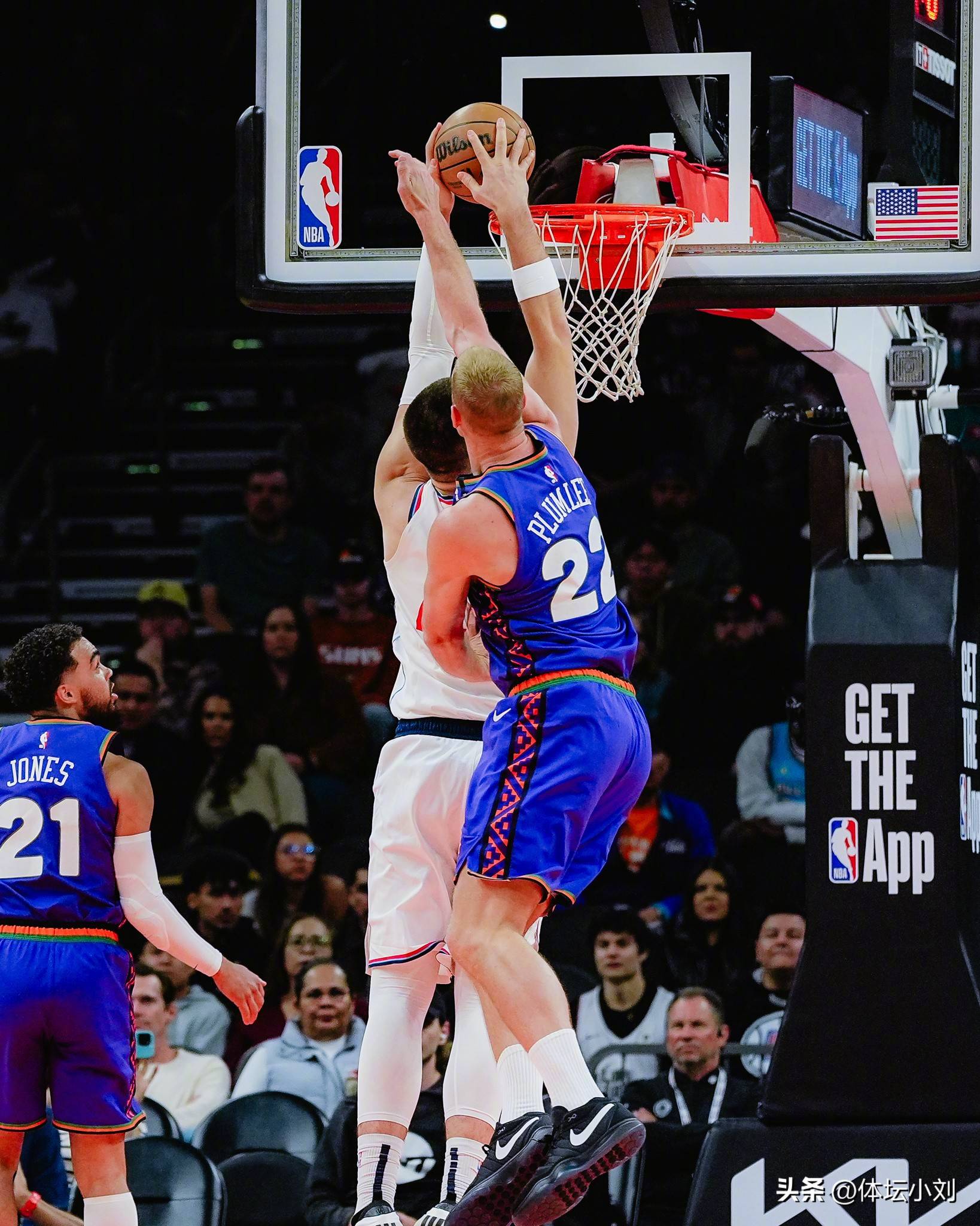 爱游戏平台体验费德勒迎来二十赛季高光表现，快船球迷沸腾！(费德勒2020赛季)